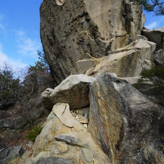 その巨石を下から見るとこんな感じ　すごい！