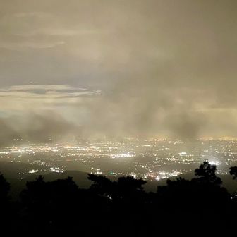 いつものつつじヶ丘高原からの夜景✨
雲☁️が多いです😅