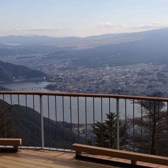 河口湖の奥に山中湖。さらに奥に箱根の山。
