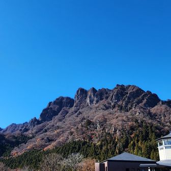 ビジターセンターから妙義山を眺めてから駐車場へ戻り、YAMAPを開くと…