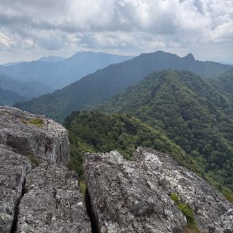 稲村ヶ岳　向こうに弥山