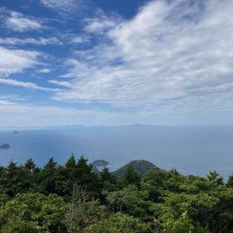 遠くに宇久島