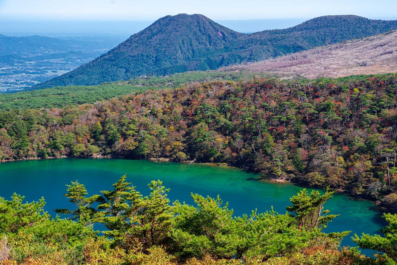 神秘的な水面をめぐる白鳥山往復コースの写真