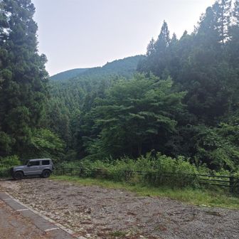 水越峠登山口駐車場。もう1台先客。帰って来た頃には周辺路駐でいっぱい。

