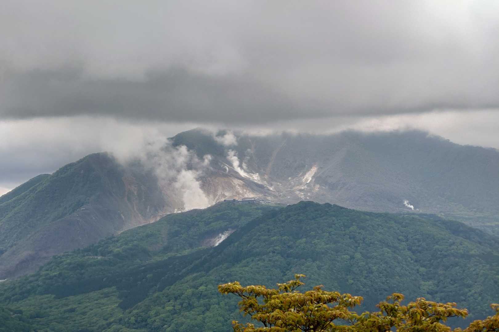 大涌谷からはモクモクと噴煙が上がってました。
風向きのせいか、今日はそこまで硫黄臭くなかったなー。