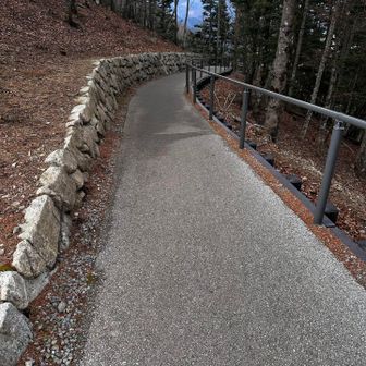 バス停に向かってキレイに整備された道を下ります