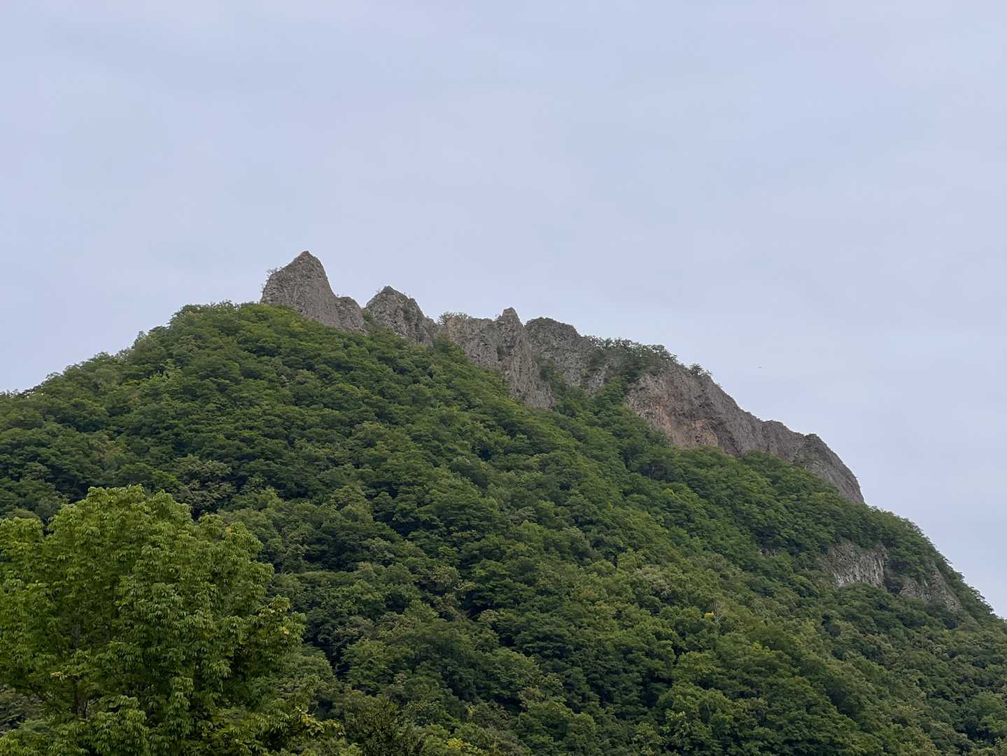 西口から、八剣山を拝みます🙏