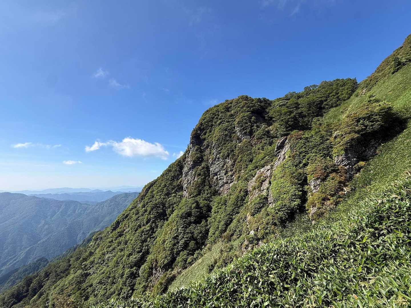 伊予富士⛰️山頂手前から見える岩場