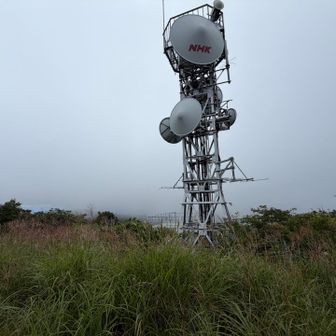 山頂にある電波塔。
