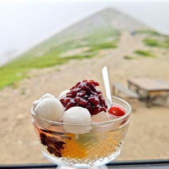 大雨と雷のため、この日の登頂は断念し、薬師岳山荘の食堂で「白玉あんみつ」を頂きマッタリモードに突入