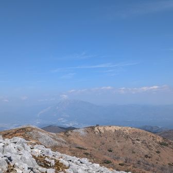 霞んでますが伊吹山が見えます〜