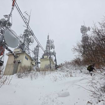 地味にキツいアンテナ横の道を上り再び山頂へ。