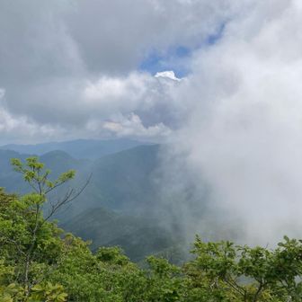 南側は、雲が流れて青空が見え出した
