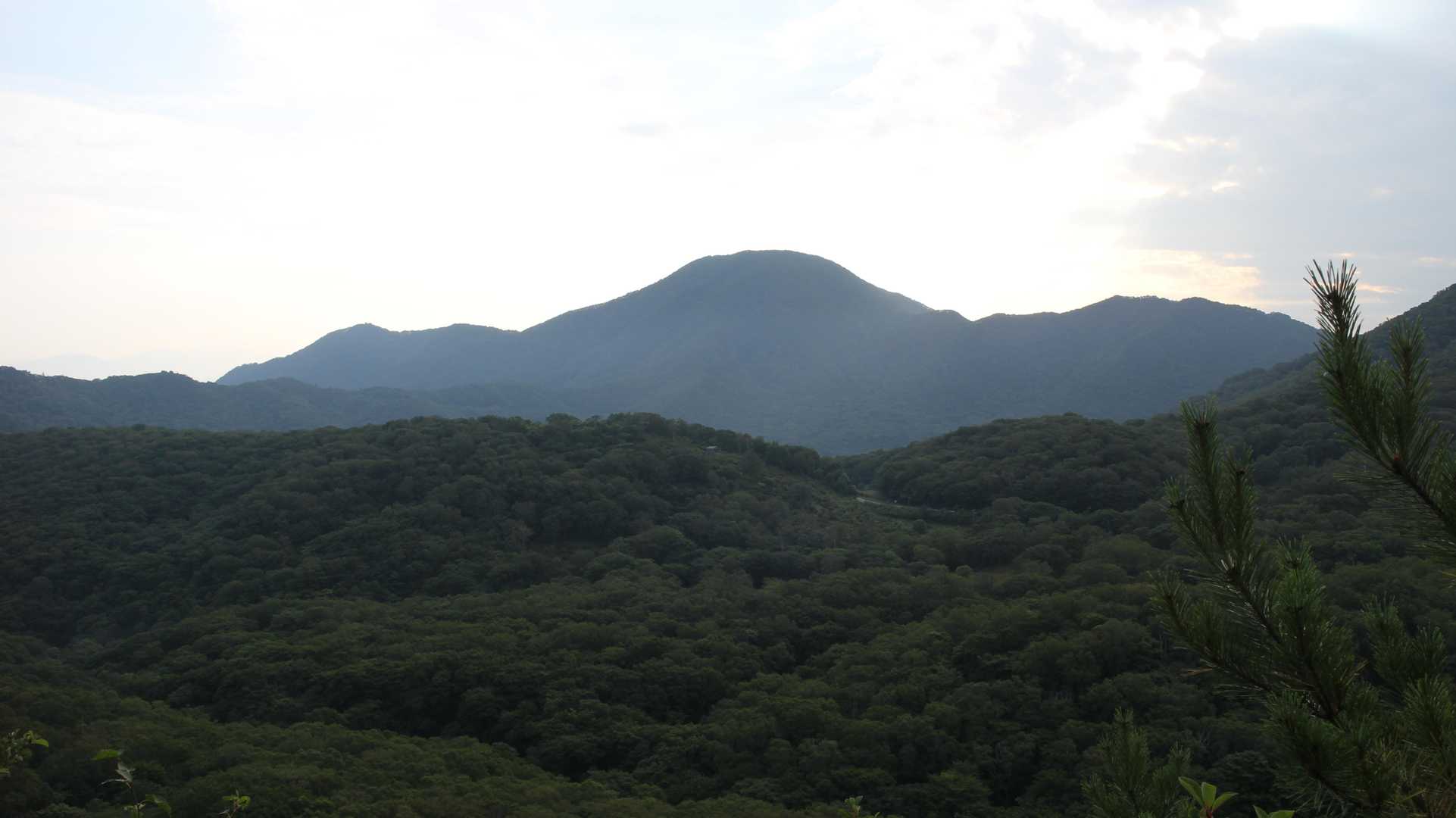 正面に黒檜山