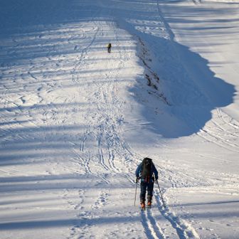 ここからはスキー場、本コースを登り