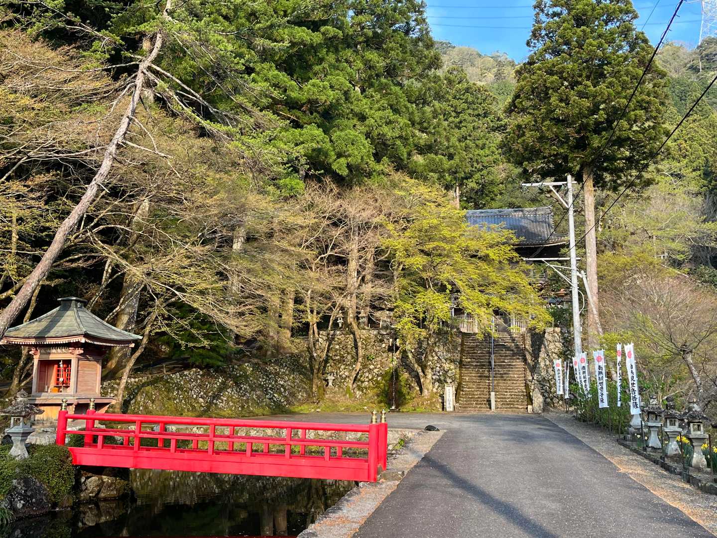 まず甘南美寺へお参り