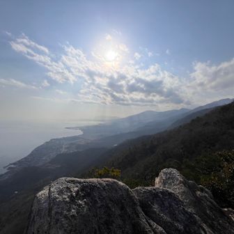 南のほう。
琵琶湖西岸断層に沿って急斜面が連なっている。今晩のブラタモリでも話題になるだろうな。
天使の梯子😇 ポカポカ陽気で眠くなる