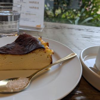 哲学の道④
妻さんはチーズケーキとアイスコーヒーです☕
40年も前の話ですが哲学の道には芸能人のお店があり、コーヒーとケーキを食べた記憶があります🍰