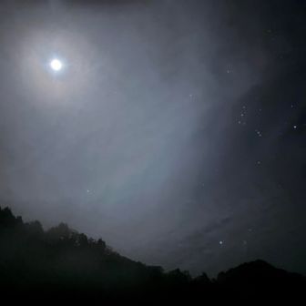今宵は三日月、三面の夜空に星が広がり⭐️