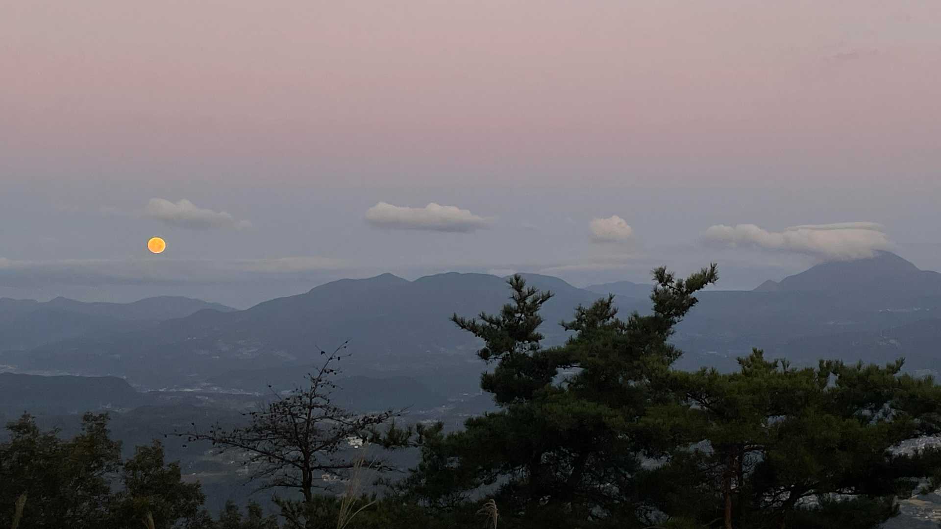 でも沈みゆく月の雰囲気が好きなのでまあいいか
