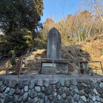 道中の諏訪神社にあったモニュメント。左に砲弾があるところから見ると、日清か日露戦争の顕彰碑か？（建立は大正14年）
