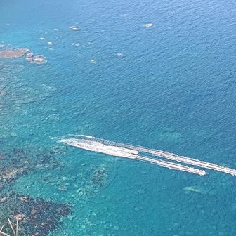 ブルーのキャンバスの上を水上バイクが走る