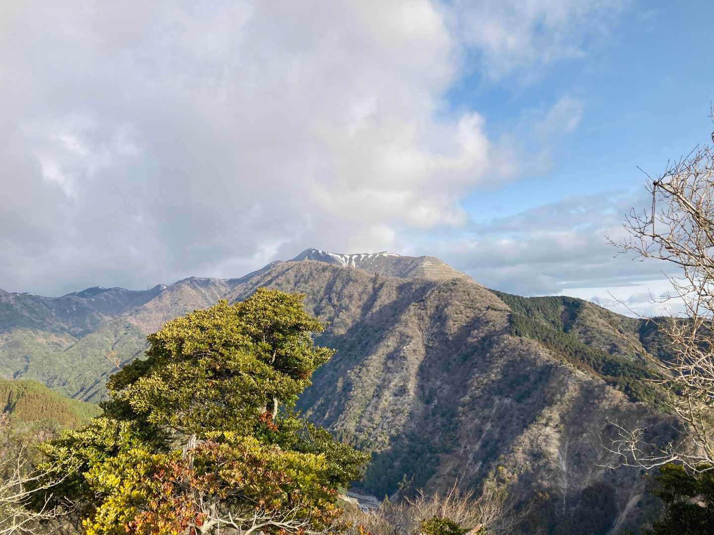 これから向かう藤原岳。