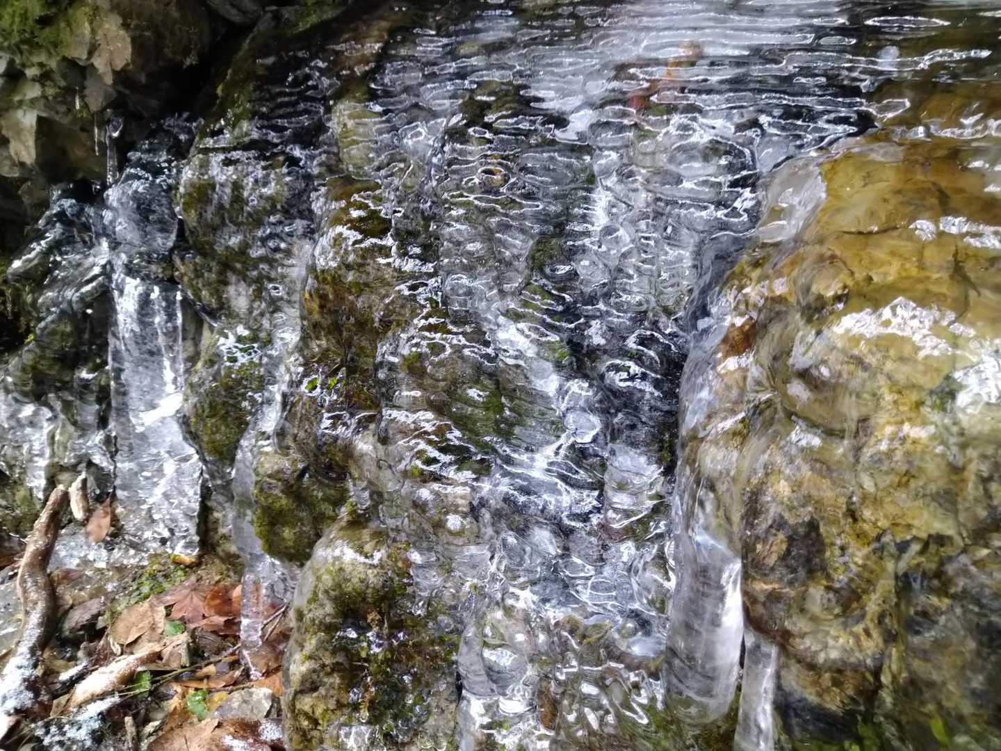 氷の模様は見ていて面白いです