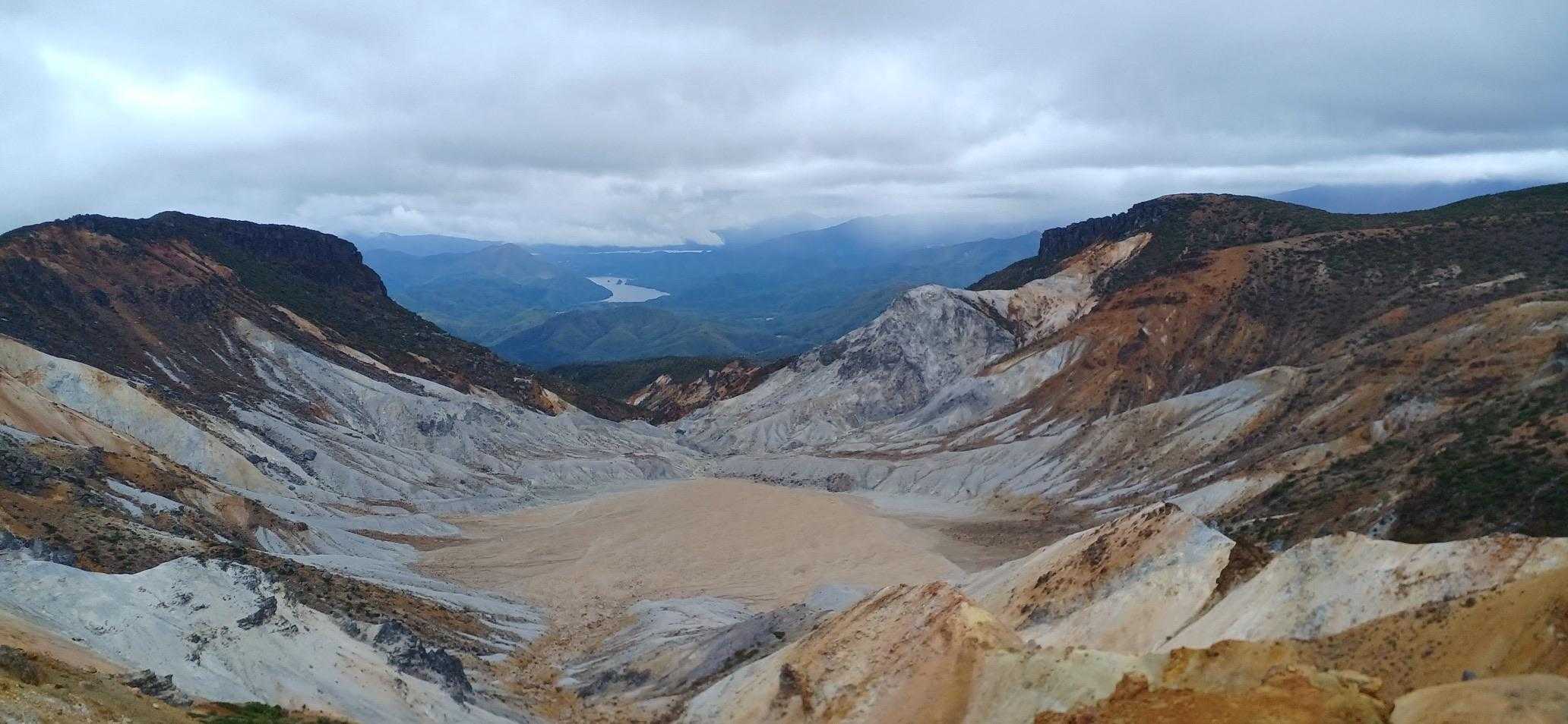 安達太良山 | 初心者も楽しめる、硫黄の香りと火口の迫力を360°のパノラマでの写真