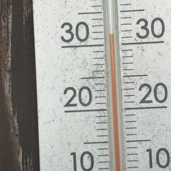 里見の松休憩所　柱の温度計は30℃越え。
