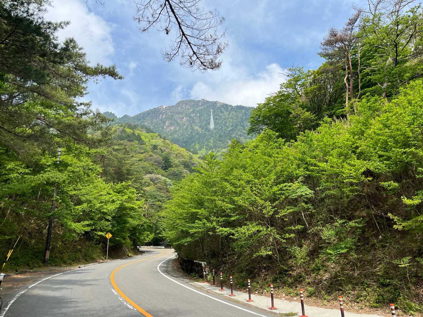 御在所岳無料駐車場🅿️から少しだけ車道を歩くと中登山口