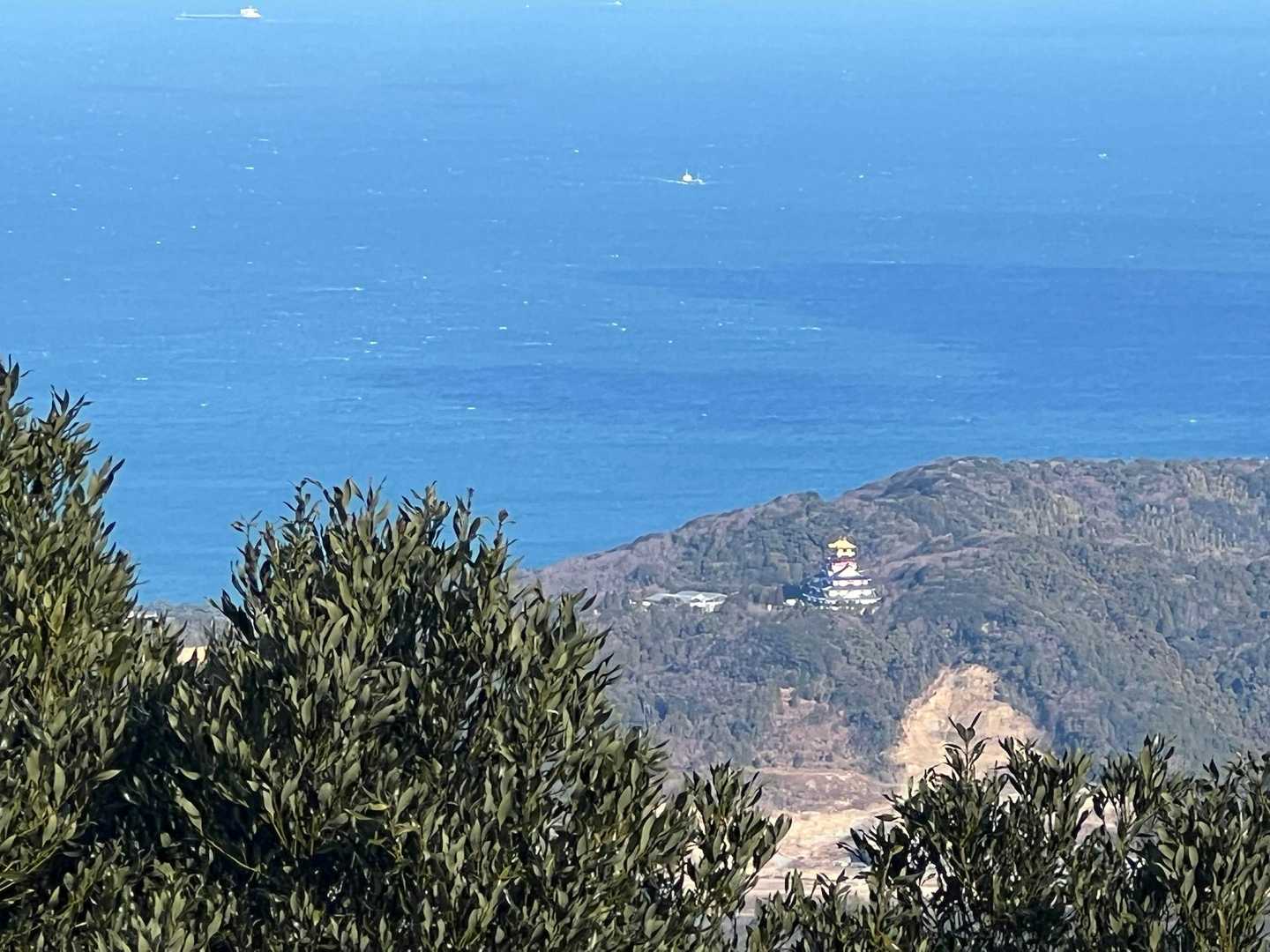 海の見える場所で休憩。
安土城？が見える