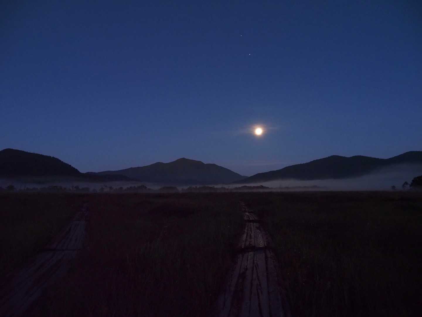 翌朝、夜明け前の月と至仏山
