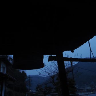 長福寺に着いた時には暗くなりましたが、ヘッデン無しで歩けました。最後に軽くゴーン　ここの鐘の音が好きなのです。