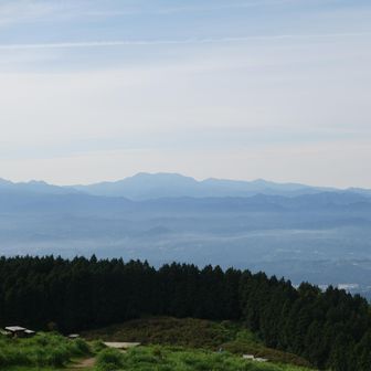 大峰の山々。弥山、八経ヶ岳、釈迦が岳がくっきり（大和葛城山より）。