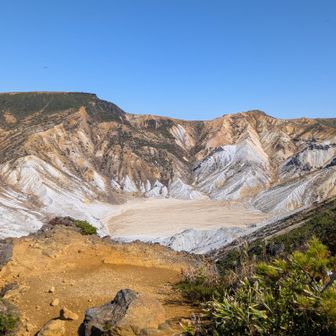飛び出た絶壁の岩　向かって右は沼ノ平爆裂火口(現在も火口内には火山ガスが出ているので入れないそうです)　正面には障子ケ岩､左は障子ｹ岩に続く紅葉の山肌
左は天国と右は迫力満点の見た目は素晴らしいんだけど何人も亡くなっているので地獄?
みたいなここでランチ
