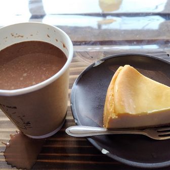 …ご褒美スイーツ📥️

☕下山ココア＆🍰チーズケーキ。
つかれたからだに、糖分がしみる〜

( ´∀｀)ｱﾏ~

ちなみに、ここでも10人以上の行列できてました。
