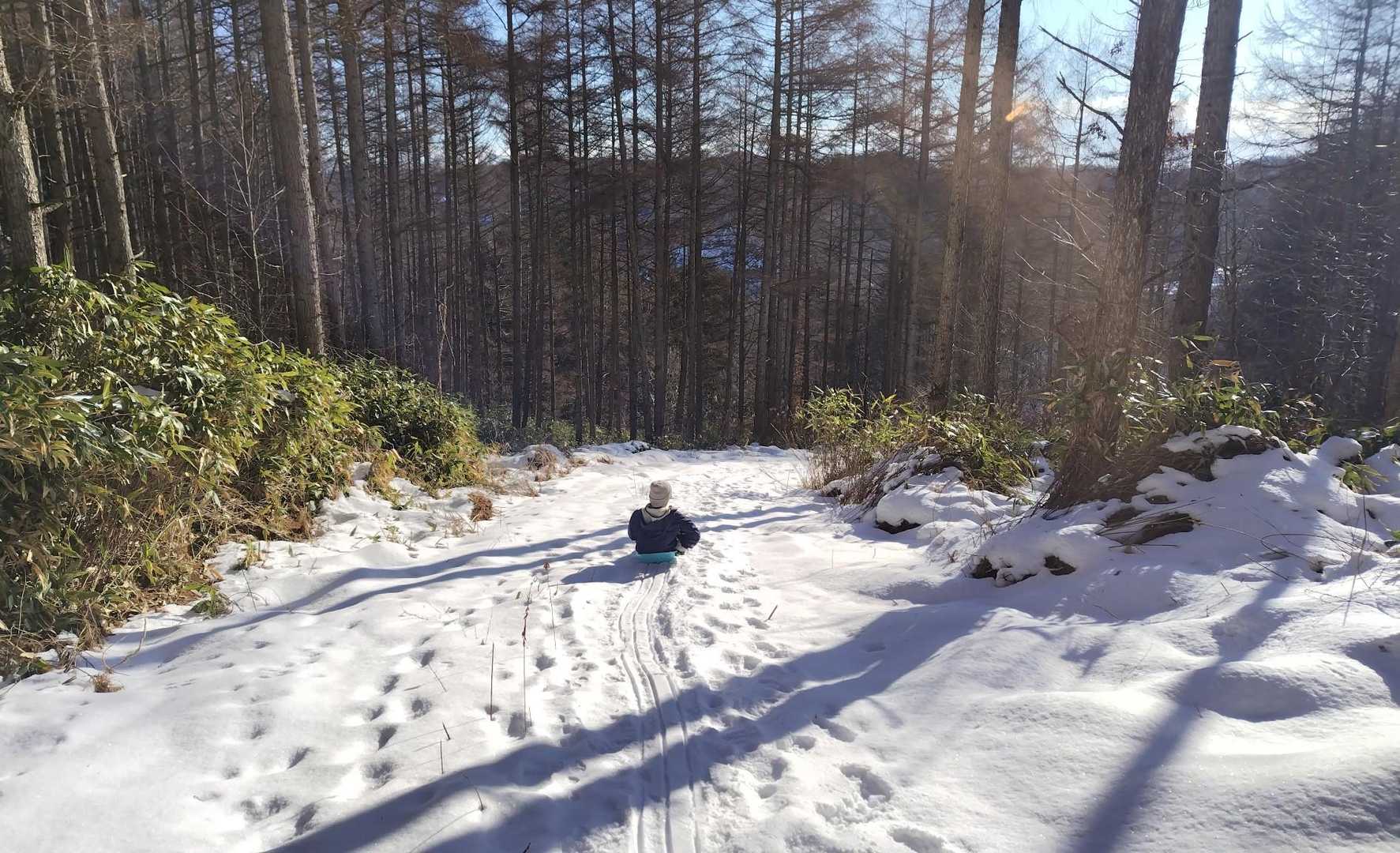 そして最後の坂まで来たのでソリタイム🛷✨
緩やかな坂ですがスィーっと滑り出しました～