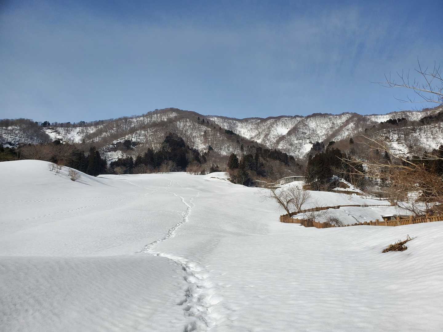 旧遊らんど坂内スキー場からスタート。
10年以上前に廃業してます。