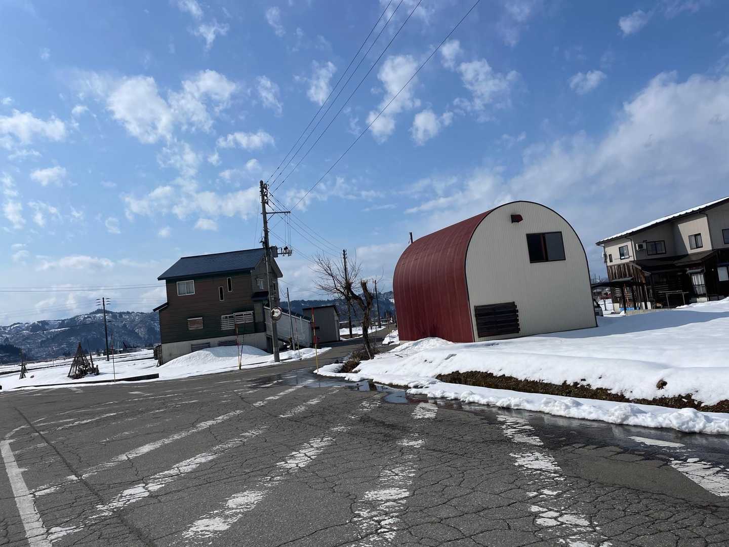 かまぼこ（蒲鉾）型の車庫があるところ（雪国の定番）に戻って来ました（🅿️スペース）
もう誰もいません　冬の大力山　ゆっくり楽しむ事が出来ました👍　ありがとうございました大力山🙇‍♂️ 感謝　感謝です。
おぐさんお疲れ様〜　誘ってくれてありがとう🙏

おぐさんこれから　所用（買い物）があるらしい　ここでお別れ👋です　
天候は下り坂　気をつけてお帰りください。
　　　　　
　　　さぁ　帰りましょう？（続く〜）