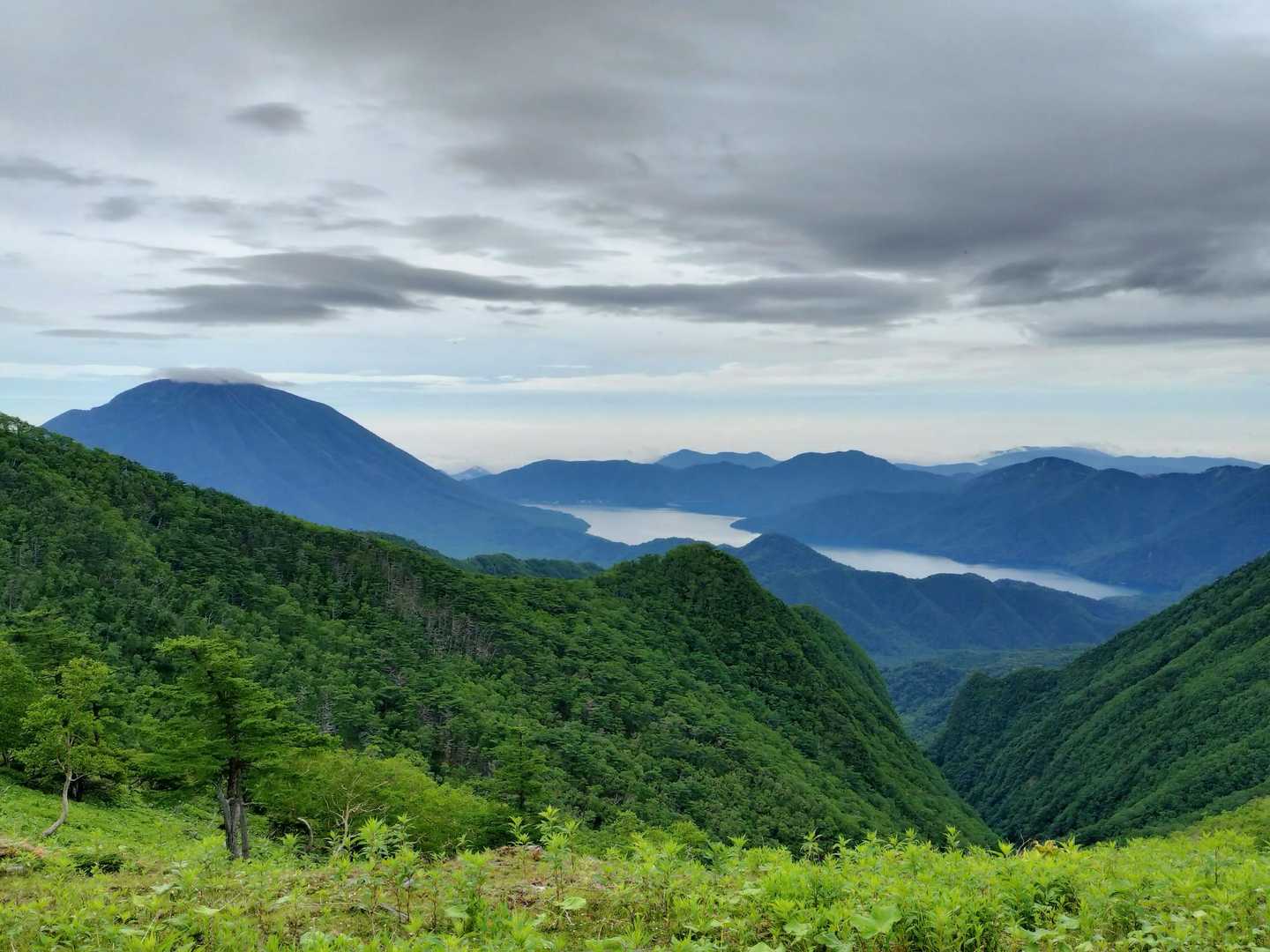 男体山と中禅寺湖