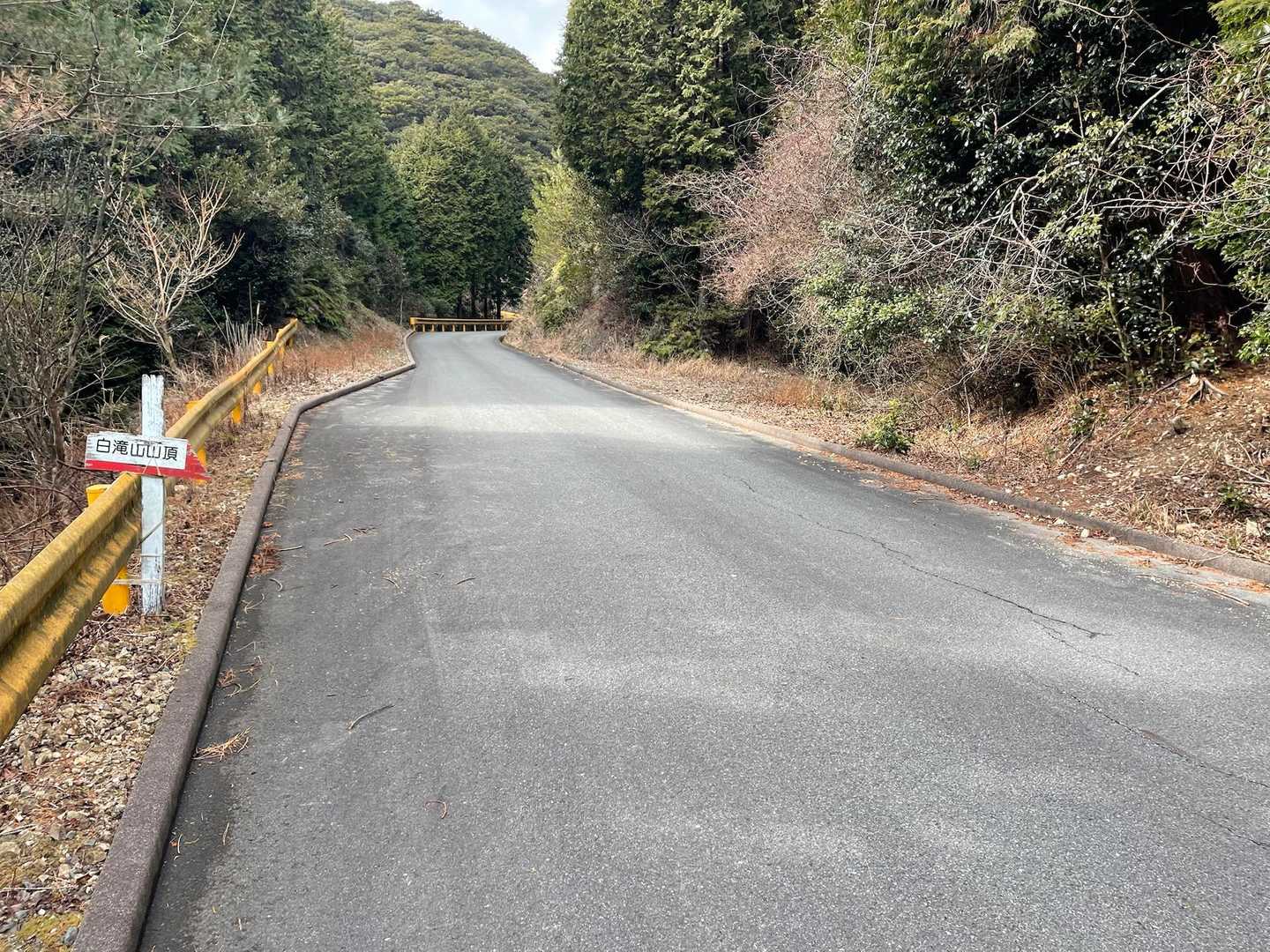 舗装路に出て来た！お次は山頂へ➡️➡️
ゴルジュをパスして最短で登頂したい方はここまで車で来て路肩に駐車🅿️出来ます💁‍♂️
