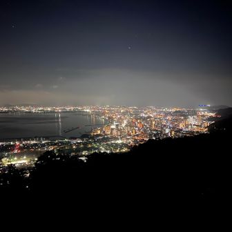 大津市中心方面。琵琶湖の湖面に映る灯りがいい感じ