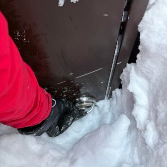 ついに取っ手まで辿り着きました
でも外開きなので開きません
でも意外とここまで掘れるもんです

既に日没まであまり時間もなく、死ぬほど悔しいですが今回も時間切れです