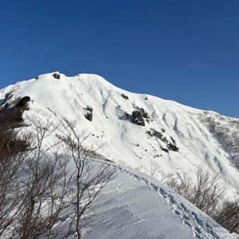 白毛門が見える所まで来た！トレースから先行者何人いるのだろう？ストック跡を見て5〜6人？もっと安定したトレースがあると思ってシューを🚗に置いてきたのは失敗と後々後悔する、
