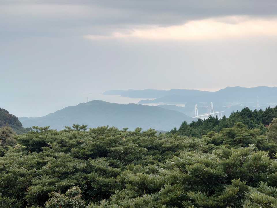 虚空蔵山展望台から。大島大橋…近くて遠い