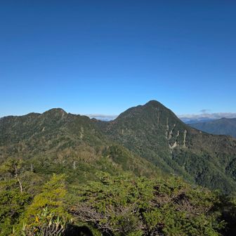 皇海、鋸山を捉える
案外近く見える