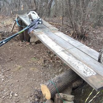 座るとバインバインするベンチ