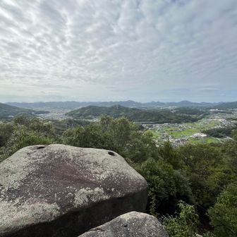 岩の穴は旗穴らしい