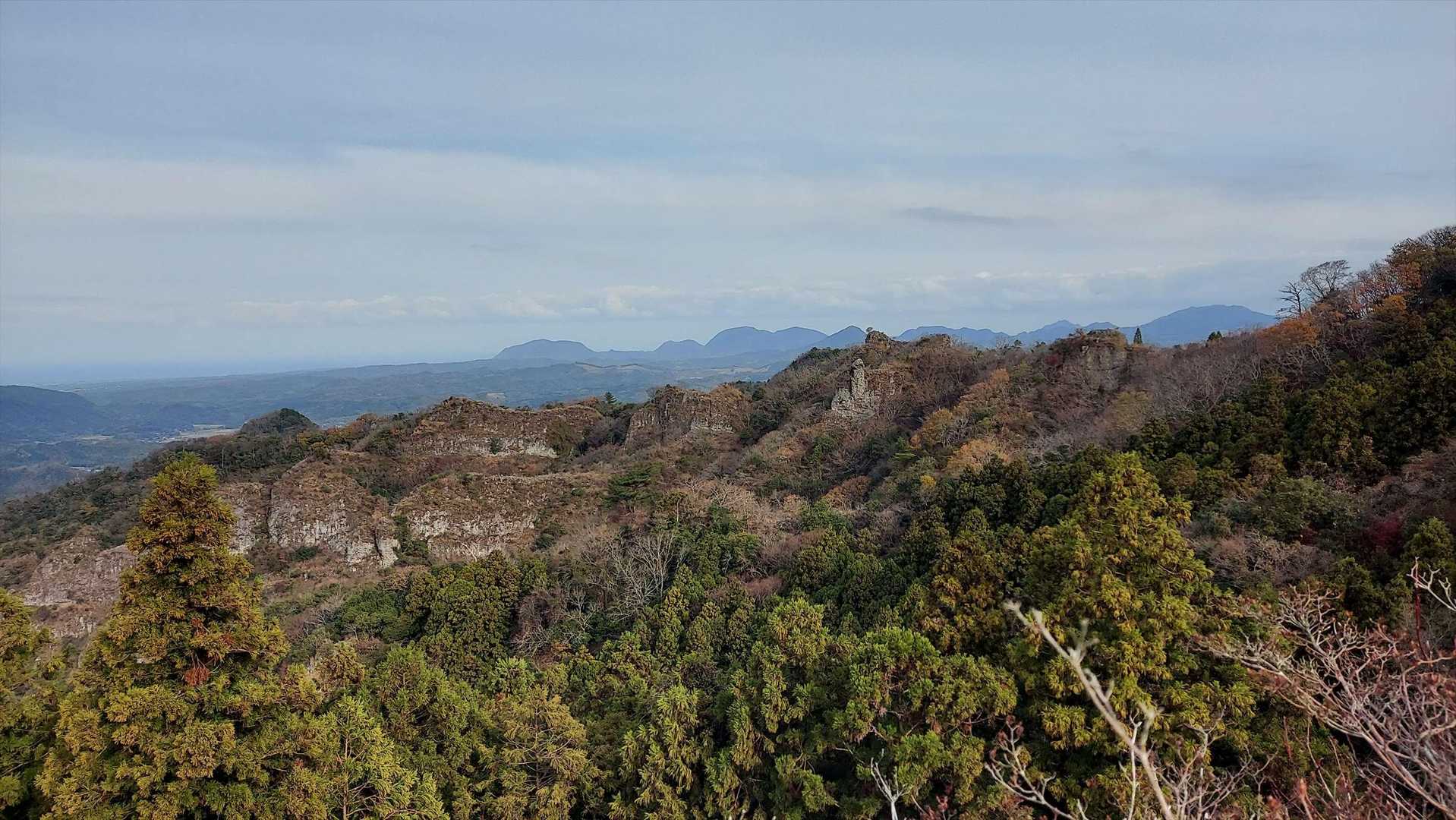 岩肌が面白い、向こうに見えるのは院内の山々？
